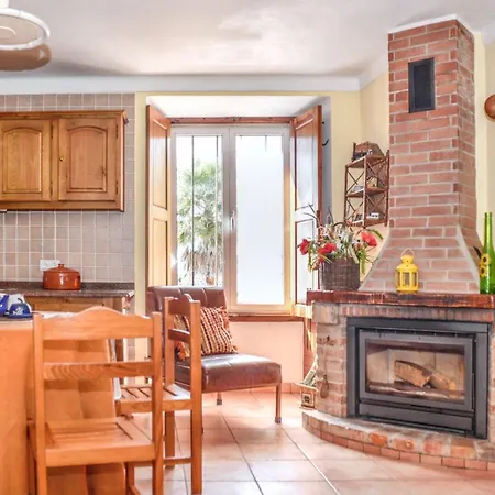 Dom wakacyjny Cosy House Near With Shared Swimming Pool *