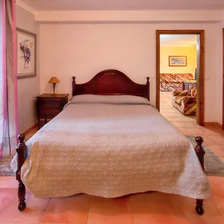 Dom wakacyjny Cosy House Near With Shared Swimming Pool *