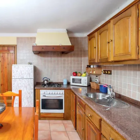Cosy House Near With Shared Swimming Pool Dom wakacyjny Porto de Mós