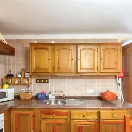 Dom wakacyjny Cosy House Near With Shared Swimming Pool Porto de Mós