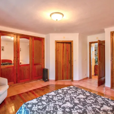 Dom wakacyjny Cosy House Near With Shared Swimming Pool