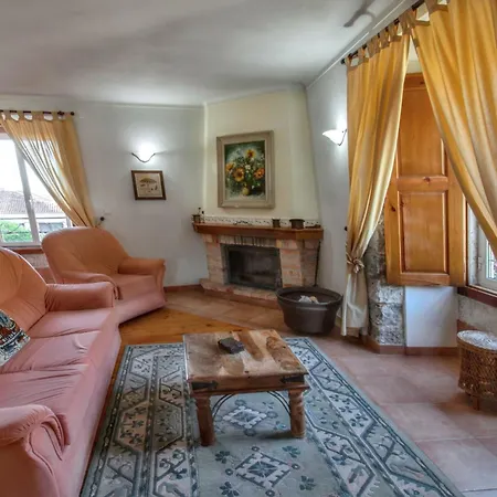 Dom wakacyjny Cosy House Near With Shared Swimming Pool *
