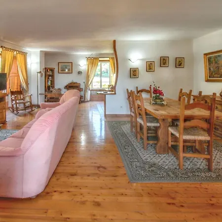 Dom wakacyjny Cosy House Near With Shared Swimming Pool Porto de Mós