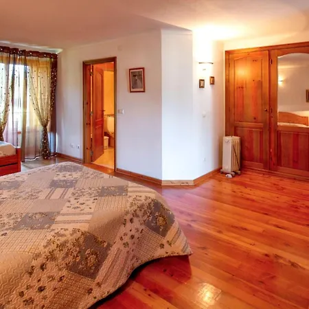 Dom wakacyjny Cosy House Near With Shared Swimming Pool
