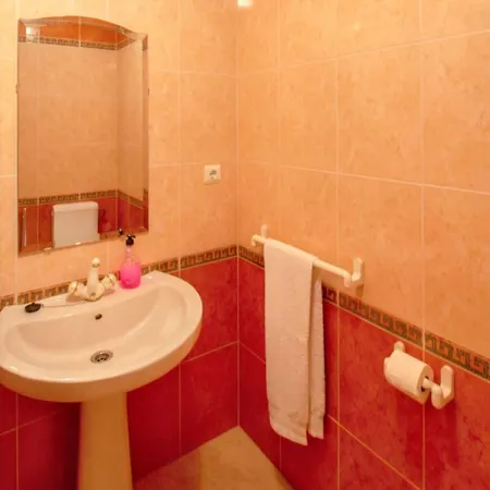 Dom wakacyjny Cosy House Near With Shared Swimming Pool Porto de Mós