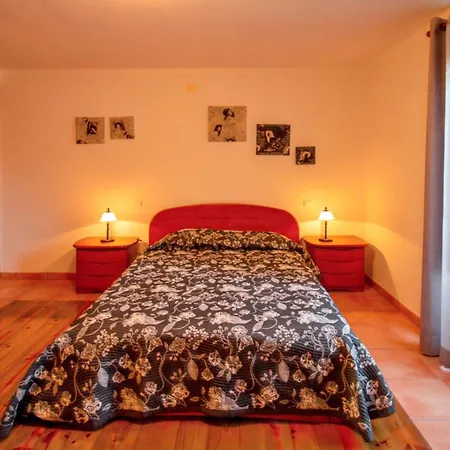 Cosy House Near With Shared Swimming Pool Porto de Mós